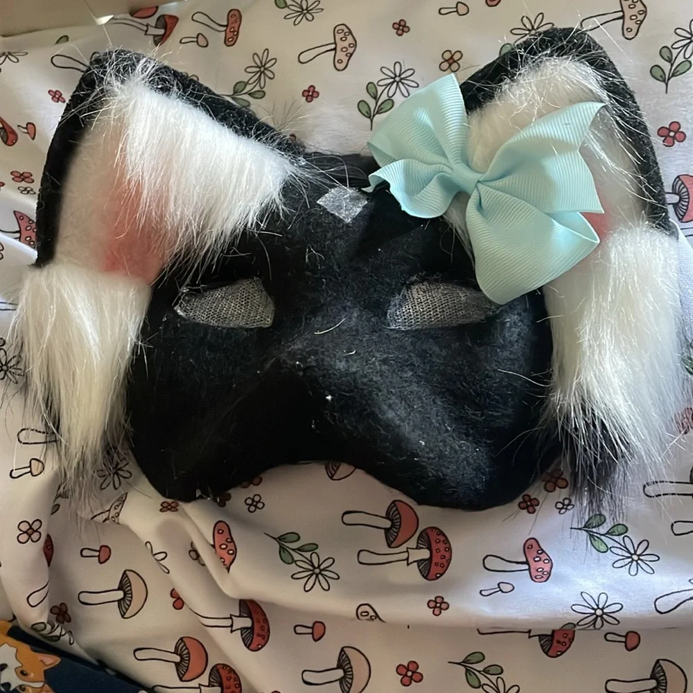 Feline mask!! New mask|cat| w/clip on bow accessory! Vision is clear! Durable!!!